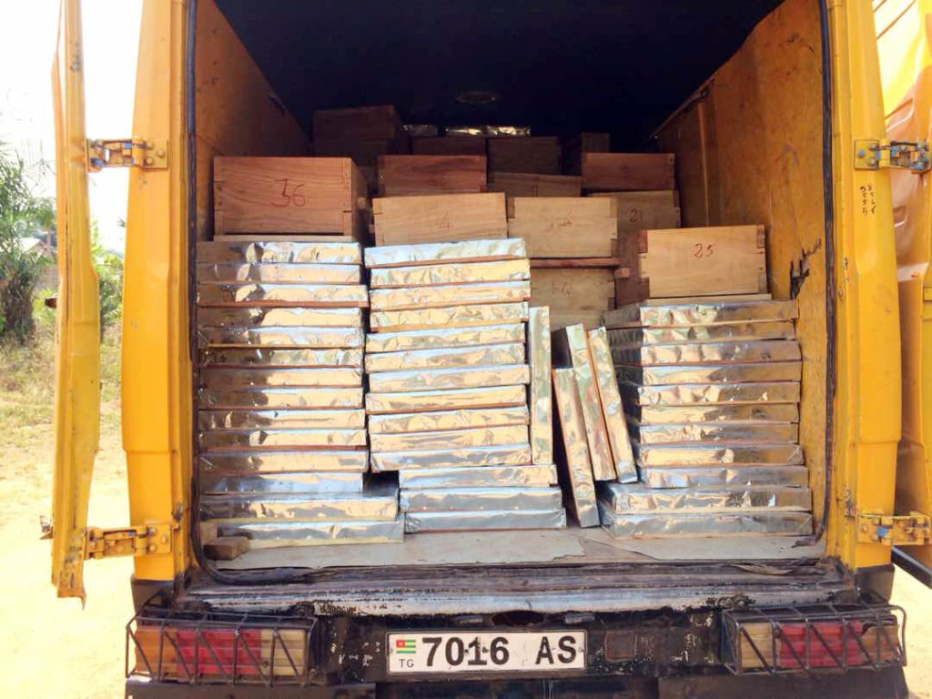 Ein offener Transporter mit Material für Bienenbeuten