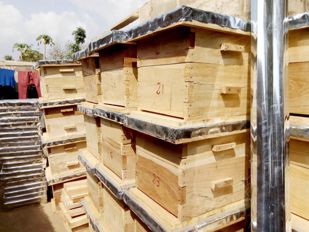 Fertige, aufeinander gestapelte Bienenbeuten im Togo