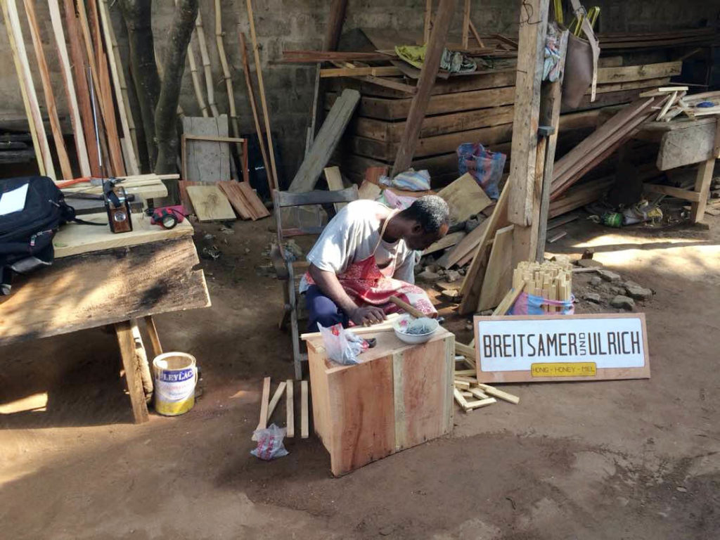 Ein Mann baut Bienenbeuten im Togo