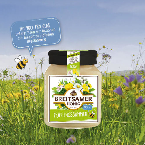 Breitsamer Frühlingssummen vor einer Blumenwiese mit dem Hinweis "Mit 40 Cent pro Glas unterstützen wir Aktionen zur bienenfreundlichen Bepflanzung"