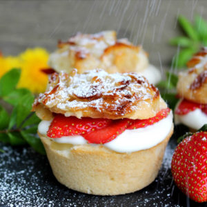Bienenstichmuffins mit Vanillecreme und Erdbeeren