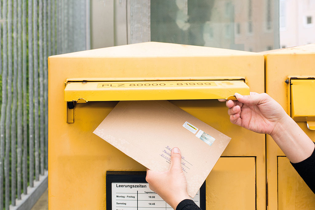 Honigpost wird in den Briefkasten geworfen