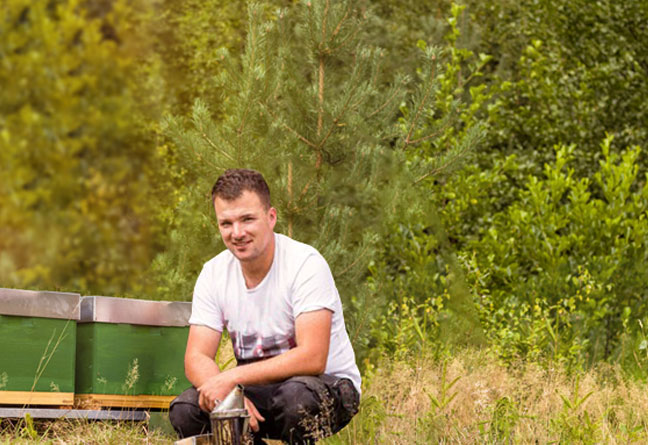 Imker Matthias Müller vor den Bienenstock