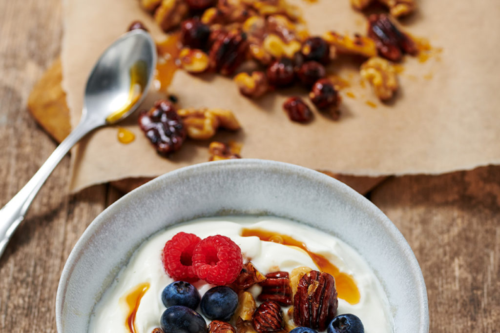 Joghurt mit gerösteten Honig-Nüssen