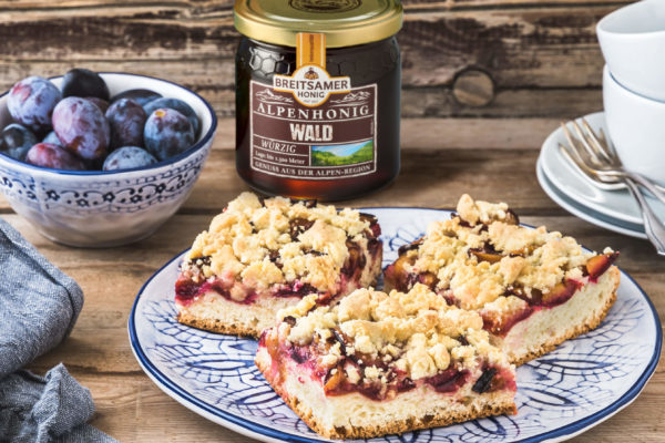 Honig-Zwetschgendatschi mit Streuseln