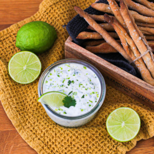 Limetten-Kräuter-Joghurt-Creme mit Honig 
